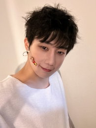 뮤지컬 데스노트 김성규, '엘' 변신 성공… 스모키+맨발까지 '완벽 빙의' 극찬