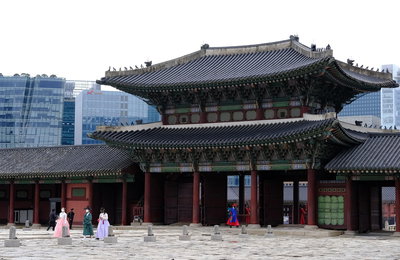 BTS juga mengunjungi 30 objek wisata Korea yang paling banyak dikunjungi pada tahun 2026. Puncak dari K-tourism, di mana tradisi dan kekinian berdampingan