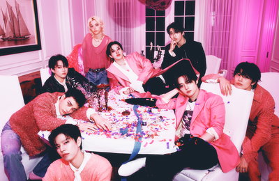 Ikatan kuat Stray Kids dibuktikan oleh delapan anggota SKZ CODE di luar panggung. 20 Zacons