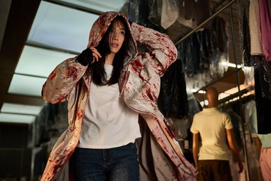 11년 만의 스크린 복귀작 <군체>… 배우 전지현, 생존자 이끄는 리더로 변신