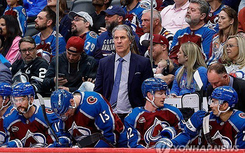 NHL 콜로라도 감독, 경기 중 날아온 퍽에 맞아 안면 골절
