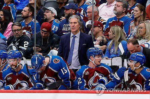 NHL 콜로라도 감독, 경기 중 날아온 퍽에 맞아 안면 골절