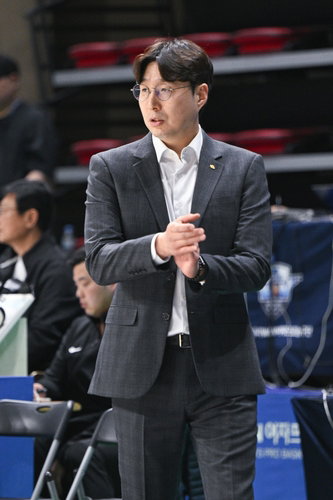 'PO 압도적 싹쓸이' KB 김완수 감독 