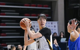여자농구 KB, 싹쓸이로 챔프전 선착…우리은행 또 26점 차 대파