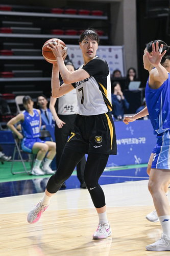 여자농구 KB, 싹쓸이로 챔프전 선착&hellip;우리은행 또 26점 차 대파