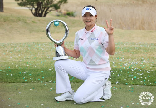 '슈퍼 루키' 김민솔, KLPGA 투어 iM금융오픈 우승&hellip;통산 3승째