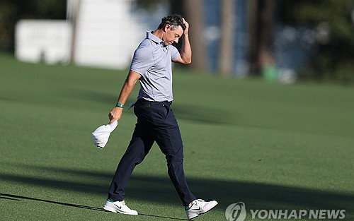 '아멘코너'에 막힌 매킬로이 "여전히 선두…자신감 있게 할 것"