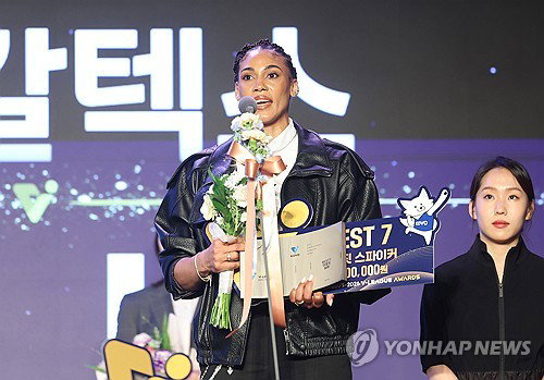 한선수 최고령 프로배구 MVP&hellip;실바는 8년 만의 외국인 MVP(종합)