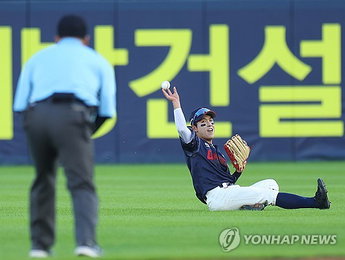 롯데 황성빈, 허벅지 통증으로 2~3경기 결장…손호영, 중견수 자리 맡는다