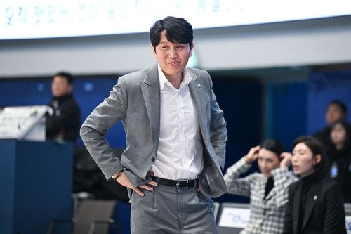 위성우, 14년 만에 우리은행 지휘봉 내려놓다&hellip; &ldquo;새 감독 전주원, 나보다 더 열심히 할 것&rdquo;