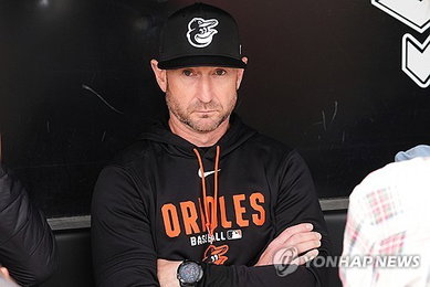 얼굴 뼈 골절에도 '강철 멘탈' 볼티모어 감독, 하루 만에 현장 복귀