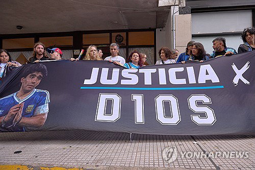 마라도나 사망 둘러싼 재판 재개&hellip;의료진 7명 기소, 8~25년 징역형 가능성