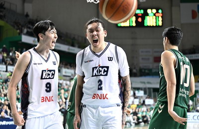 KCC, 프로농구 챔프전 3연승 질주... 사상 첫 6위 우승 초읽기 돌입