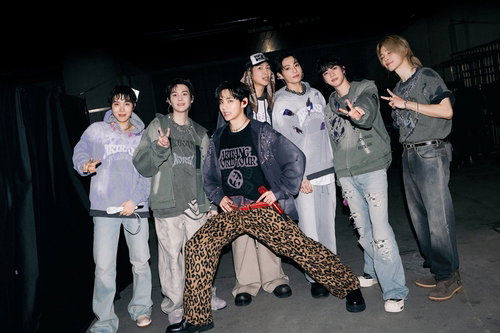 방탄소년단, K팝 새 역사 쓰다&hellip;빌보드 200 3주 연속 정상