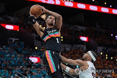 빅토르 웸반야마 NBA 최초 만장일치 수비왕 등극