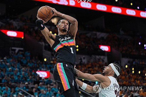 빅토르 웸반야마 NBA 최초 만장일치 수비왕 등극
