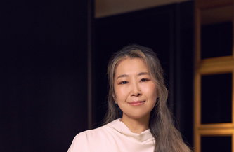 매기 강 감독, 더프레젠트컴퍼니 전속계약