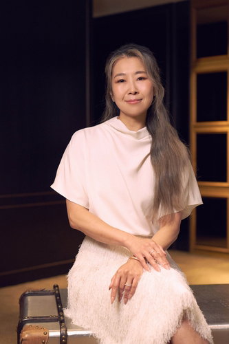 매기 강 감독, 더프레젠트컴퍼니 전속계약