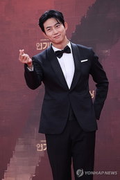 옥택연, 오랜 기간 교제한 연인과 비공개 결혼식 거행