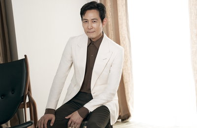배우 이정재, 신영균예술문화재단 이사 임명… 故 안성기 유지 이어 인재 양성 힘쓴다