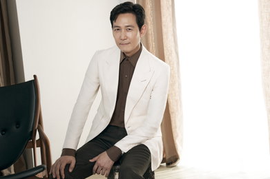 배우 이정재, 신영균예술문화재단 이사 임명… 故 안성기 유지 이어 인재 양성 힘쓴다