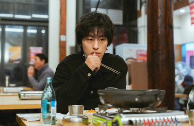 ‘모자무싸’ 구교환X오정세, 김치찌개 집서 ‘골 때리는’ 재회… 팩트 폭격 전세 역전?