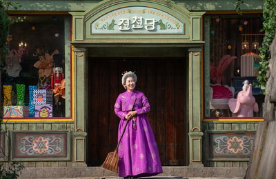 ‘전천당’ 라미란, 은발의 과자 가게 주인 변신… 원작 초월한 압도적 싱크로율