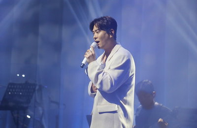 김용준, 소극장 콘서트 ‘봄, 걸음’ 성료… 랩 파트까지 소화한 역대급 팬 서비스