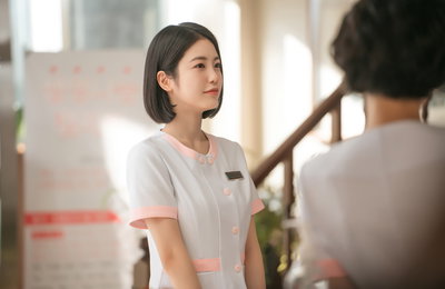 신예은, ENA ‘닥터 섬보이’로 컴백… 햇살 미소 뒤 비밀 간직한 간호사 변신