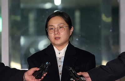 위기의 박나래, 8시간의 진실 공방... ‘주사 이모’ 논란 속 세 번째 경찰 출석