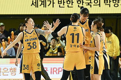 코트 위 별들의 뜨거운 선택, 박지수의 의리와 김진영의 잔류... WKBL FA 시장의 판도가 요동친다