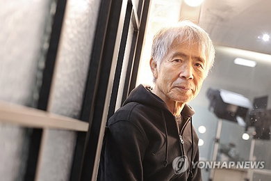 반세기 낭만을 잇는 거친 숨결, 최백호가 처방하는 진한 향수의 위로 '그립더라'