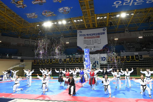 5,500명의 발차기가 깨운 아산의 열기, 백석대 건학 50주년 &lsquo;태권도 대축제&rsquo; 화려한 개막
