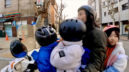 네 남매와 '안사람' 아빠의 힙한 반란, 영화 가 던지는 유쾌한 충격
