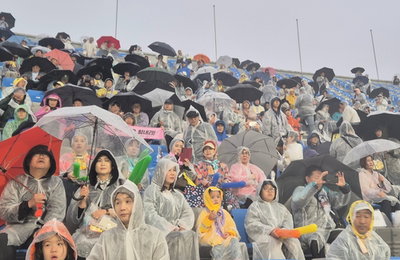 빗줄기 뚫고 터진 남북의 함성! 수원FC 위민 vs 내고향, 그라운드에 울려 퍼진 '축구 이상의 감동'