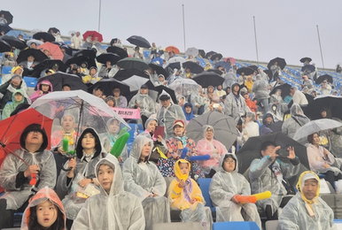 빗줄기 뚫고 터진 남북의 함성! 수원FC 위민 vs 내고향, 그라운드에 울려 퍼진 '축구 이상의 감동'