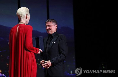 크리스티안 문주, 다시 선 황금빛 정점…나홍진 ‘호프’가 남긴 뜨거운 전율