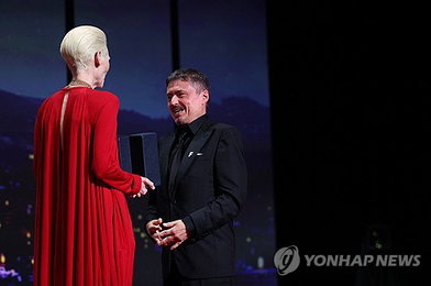 크리스티안 문주, 다시 선 황금빛 정점…나홍진 ‘호프’가 남긴 뜨거운 전율