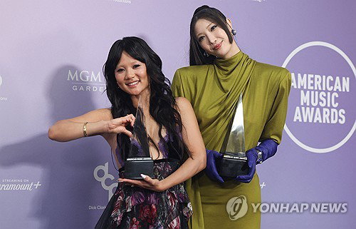 '골든' 신드롬, AMA 왕좌까지 점령했다&hellip; 테일러 스위프트 제치고 '올해의 노래' 등극