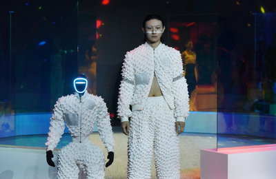 갤럭시코퍼레이션, 세계 최초 피지컬 AI 로봇 패션쇼 ‘마하33’ 성료