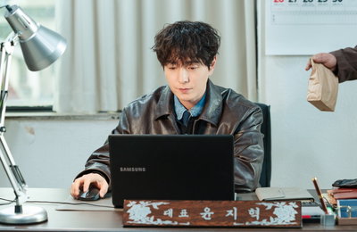 ‘입금 바랍니다’ 정성일, 국정원 에이스에서 생계형 허세남으로 변신… 역대급 코믹 매력