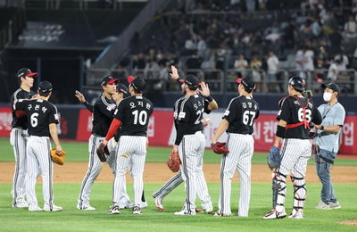 [KBO] kt 5실책 자멸! LG, 1위 독주 '쐐기골' 박았다
