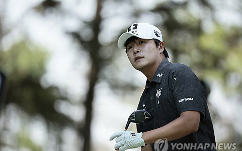 '신예 돌풍' 김민규, LIV 골프 안달루시아 첫날 공동 4위 쾌거!