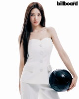 [화보] ‘새 출발’ 권은비, 미니멀 무드 속 독보적 존재감… 축구공 오브제로 자신감 표출