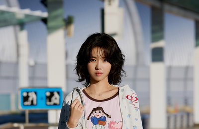 아이들 소연, 개성 가득 공항 패션 빈티지룩 눈길