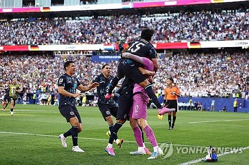 전차군단 넘은 파라과이, '기적'으로 16강…전국이 환희의 공휴일!