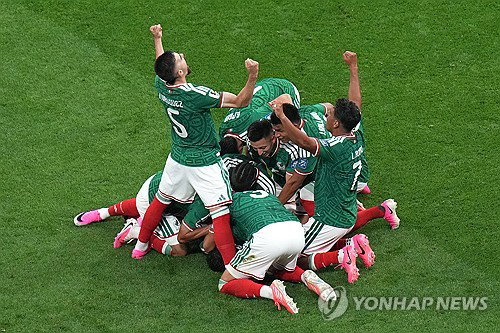 40년 숙원 푼 멕시코, 키뇨네스 앞세워 16강 비상!