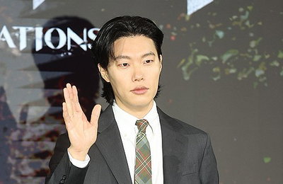 류준열, 'GD 소속사' 갤럭시코퍼레이션 전격 합류!