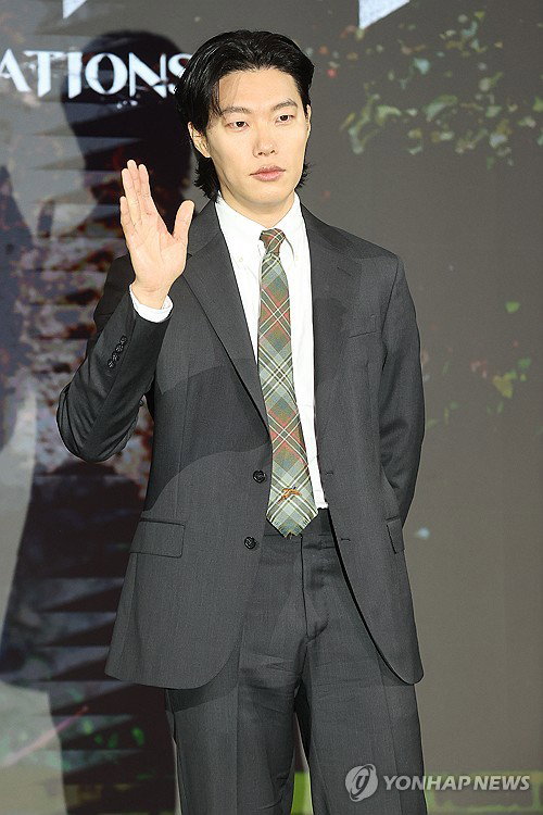 류준열, 'GD 소속사' 갤럭시코퍼레이션 전격 합류!