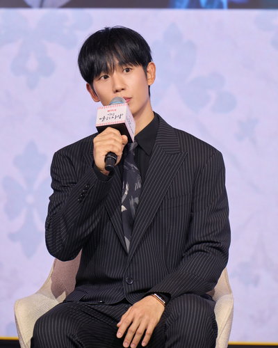 정해인X하영, '엿같은 사랑'으로 로코 판 뒤집는다! 넷플릭스 7일, '엿마을' 동거 시작!